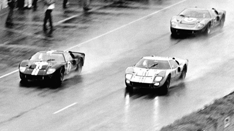 Historyczna chwila – trzy fordy GT40 przekraczają razem metę Le Mans. Gdy wiadomo było, że nic nie wyrwie Fordowi zwycięstwa, jednoczesne przekroczenie mety zostało wymuszone przez szefostwo. Później okazało się, że takiego "remisu" nie dopuszczają przepisy. Dotychczas prowadzący Ken Miles ostatecznie zajął drugie miejsce, a zwycięzcą został Bruce McLaren