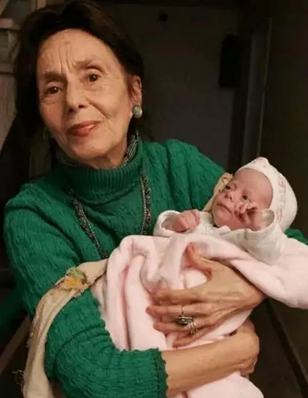 66-latka ze swoją nowo narodzoną córką