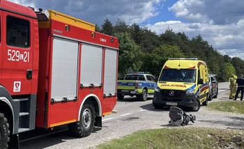 Stężyca: Zatrzymał przypadkowe auto, zostawił w aucie roczne dziecko i uciekł do lasu. Trwają jego poszukiwania