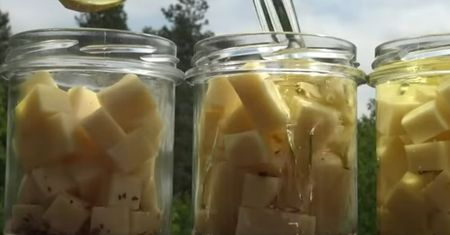 Pokrój go, wrzuć do weka i zalej olejem. Stworzysz przekąskę na lata
