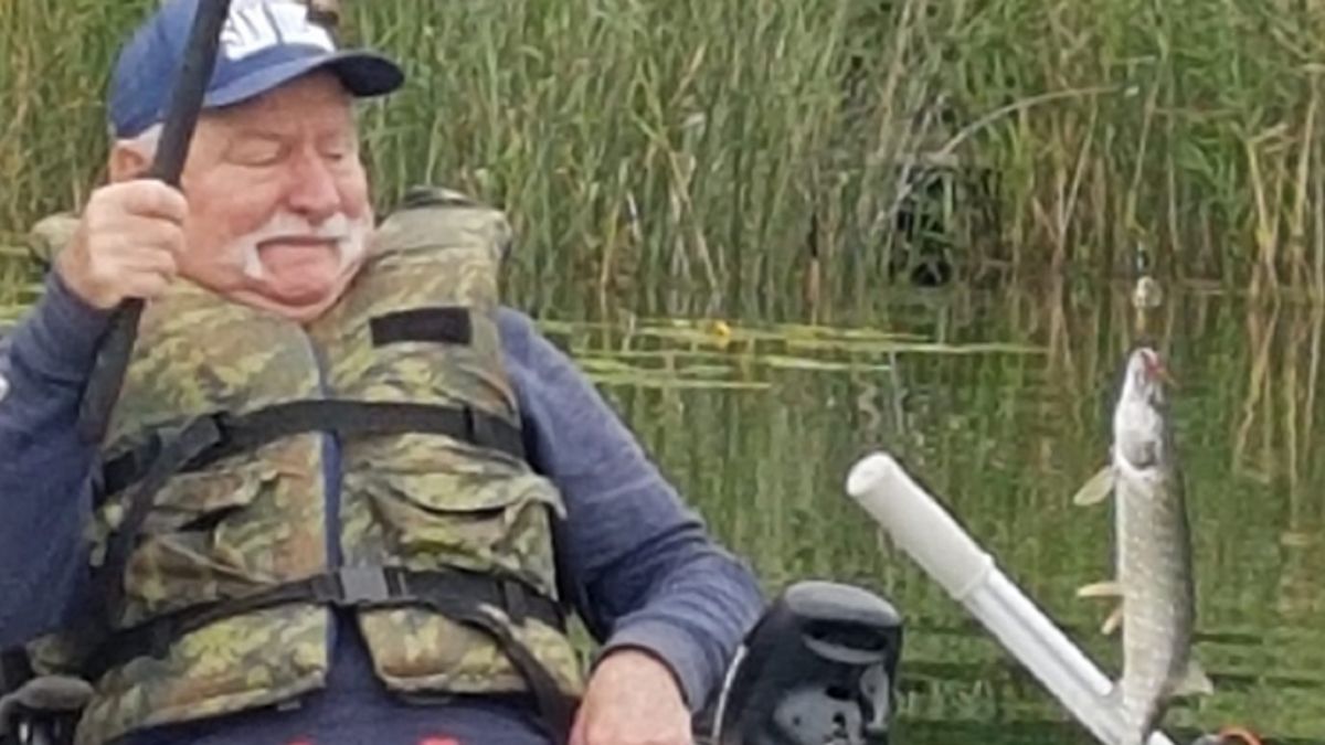 Lech Wałęsa na rybach.