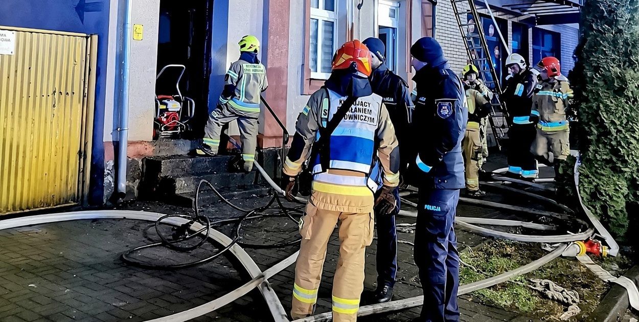 Policjanci zatrzymali podpalaczy kamienicy w centrum Szamocina