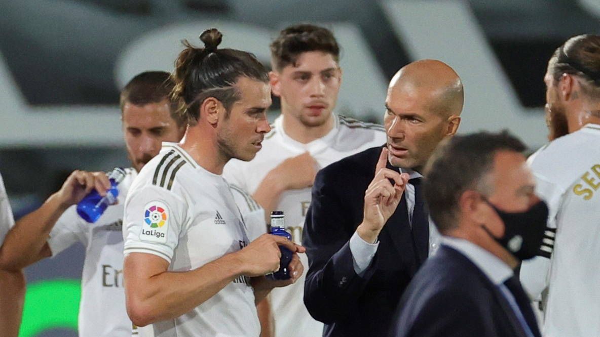 Zdjęcie okładkowe artykułu: PAP/EPA / JUANJO MARTIN / Na zdjęciu: Zinedine Zidane w rozmowie z Garethem Bale'em