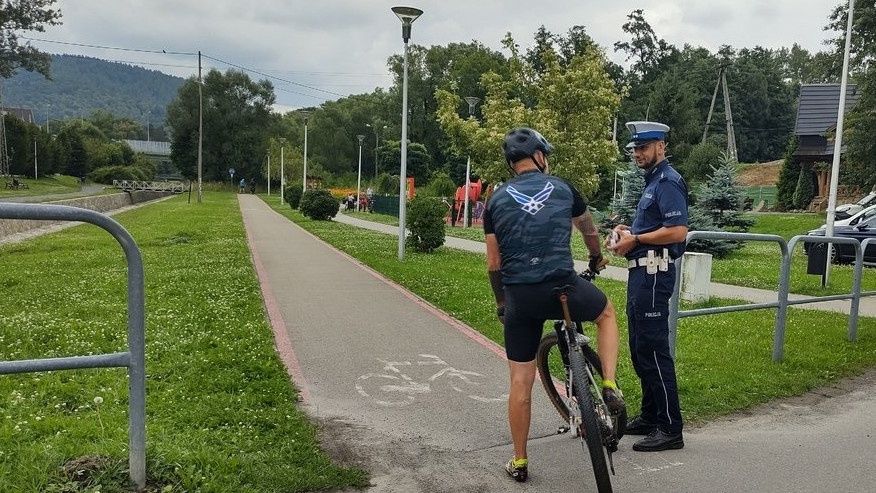 Podczas tej akcji policja źle wyposażonym rowerzystom rozdawała lampki. Zwykle kończy się jednak mandatem