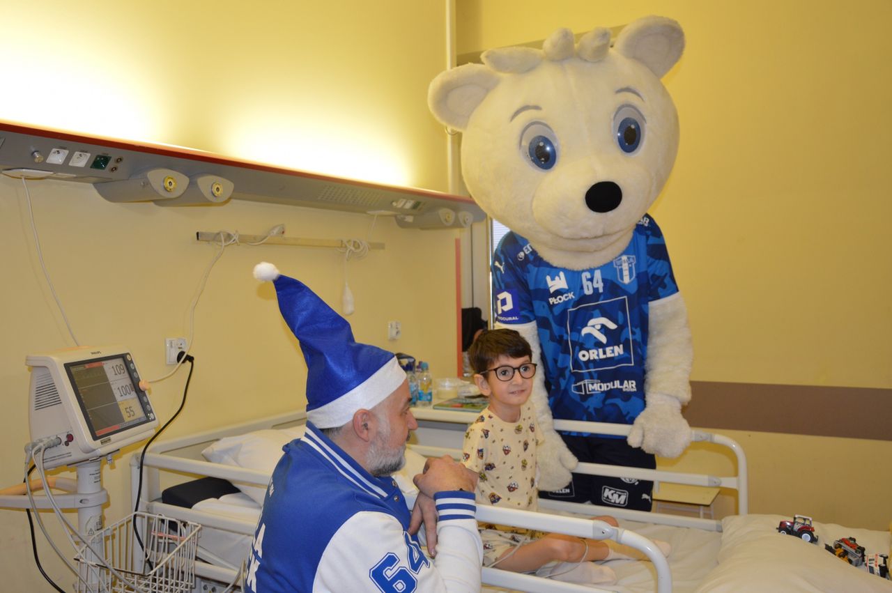 Prosto z ORLEN Areny do szpitala. SPR Wisła Płock z wizytą u najmłodszych pacjentów