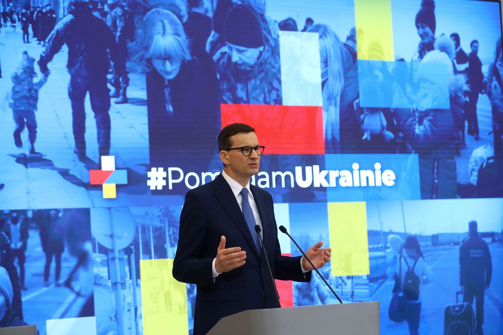  Warszawa, 07.03.2022. Premier Mateusz Morawiecki wziął udział w konferencji prasowej w KPRM w Warszawie, 7 bm. Konferencja dotyczyła wsparcia dla ukraińskich uchodźców. (aldg) PAP/Rafał Guz

