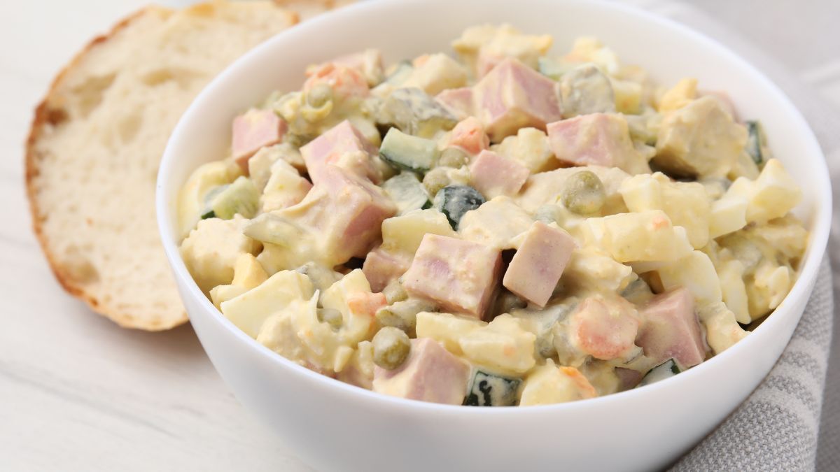 Świąteczna sałatka z białą kiełbasą jest sycąca i wyrazista