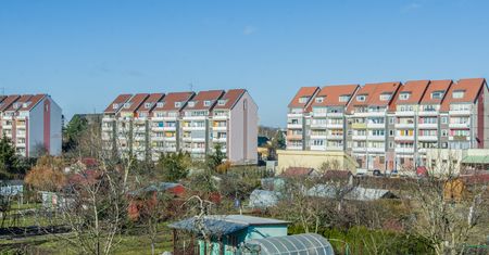 Dziewięć milionów polskich rodzin ma własną działkę rekreacyjną - jak ją kupić?