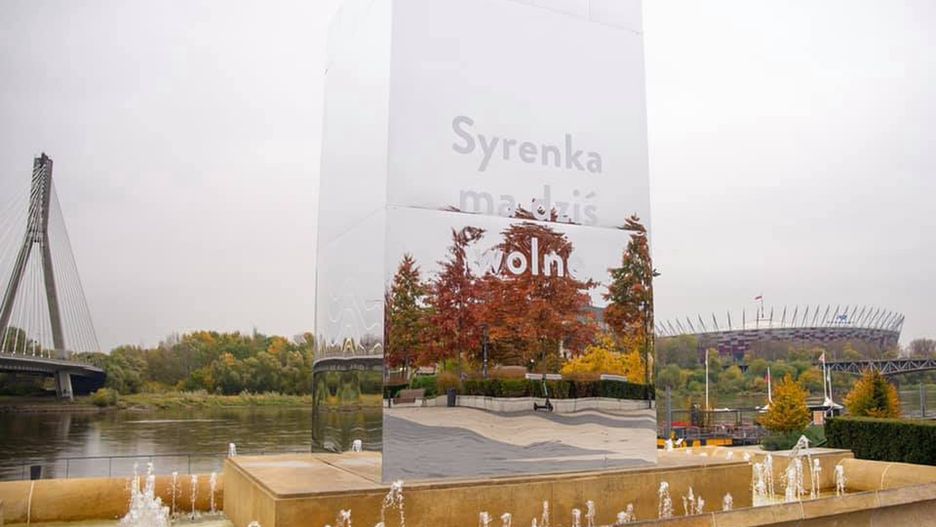 Warszawska Syrenka ma wolne. Brązowa rzeźba zniknęła, ale zastąpiła ją tablica z informacją (facebook.com)