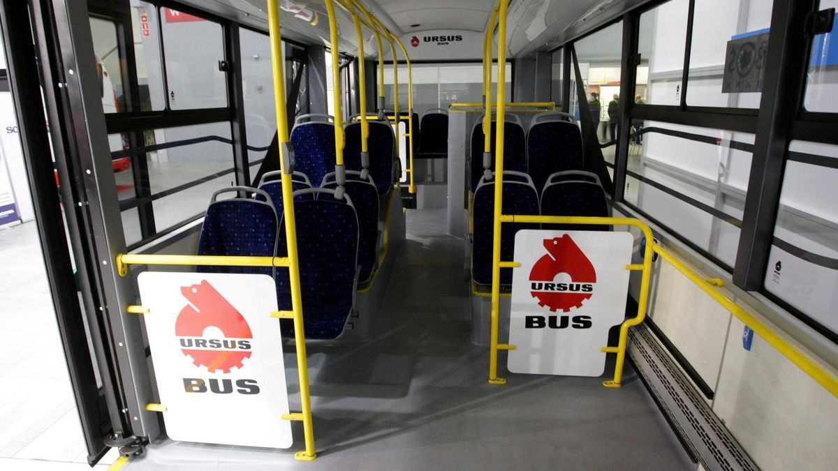 Autobus produkowany przez Ursusa.