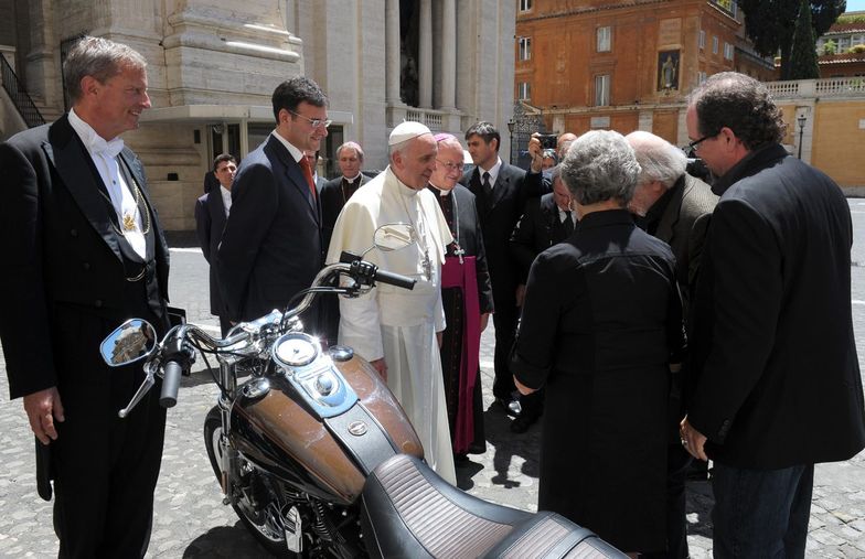 Papież sprzedaje Harleya. Skórę też