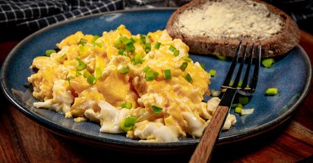 Podsmażam cebulę i wbijam jajka. Jajecznica i omlet nie mają szans