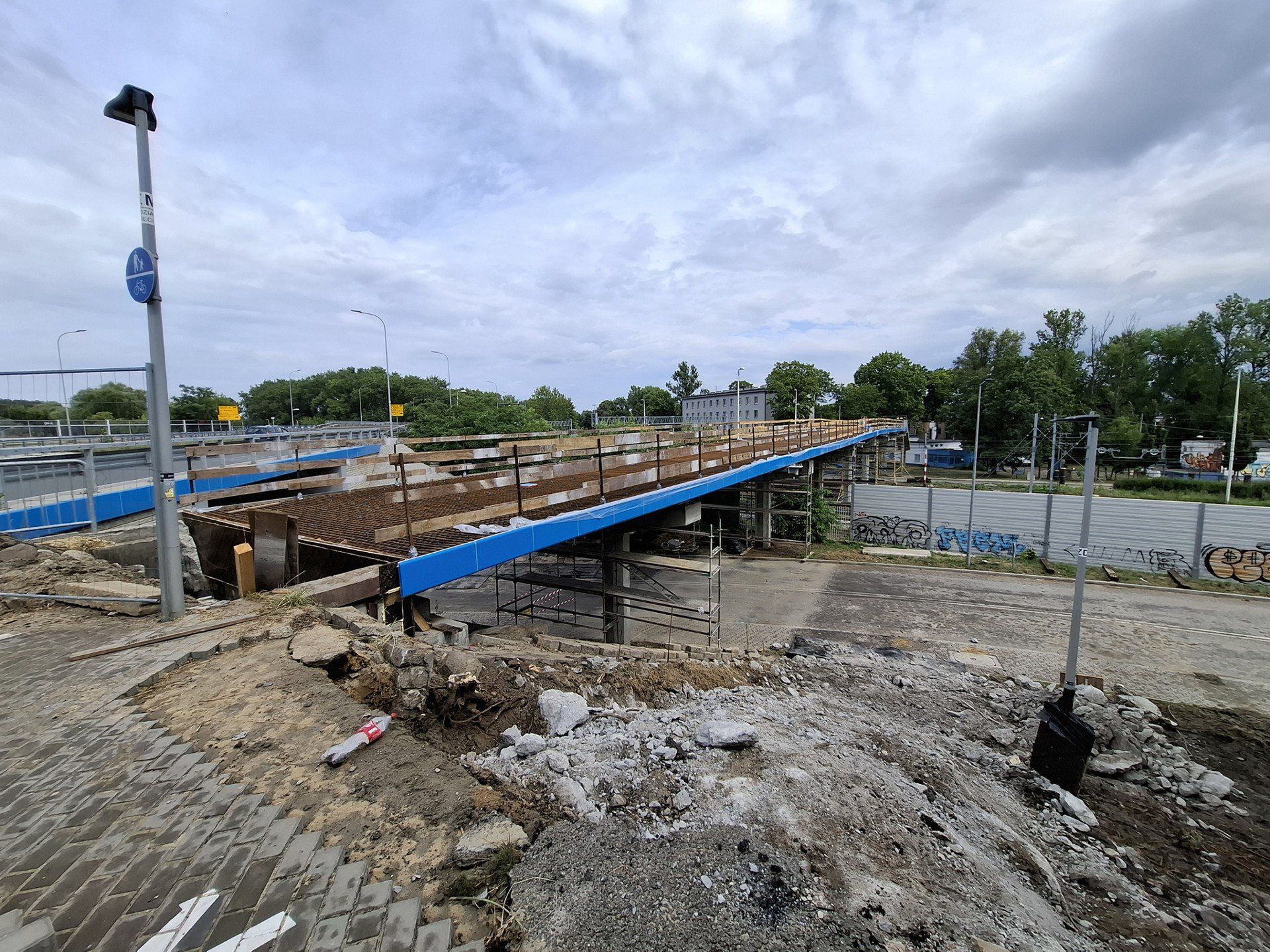 W Częstochowie dokańczają inwestycję DK91. Trwa budowa kładki nad torami