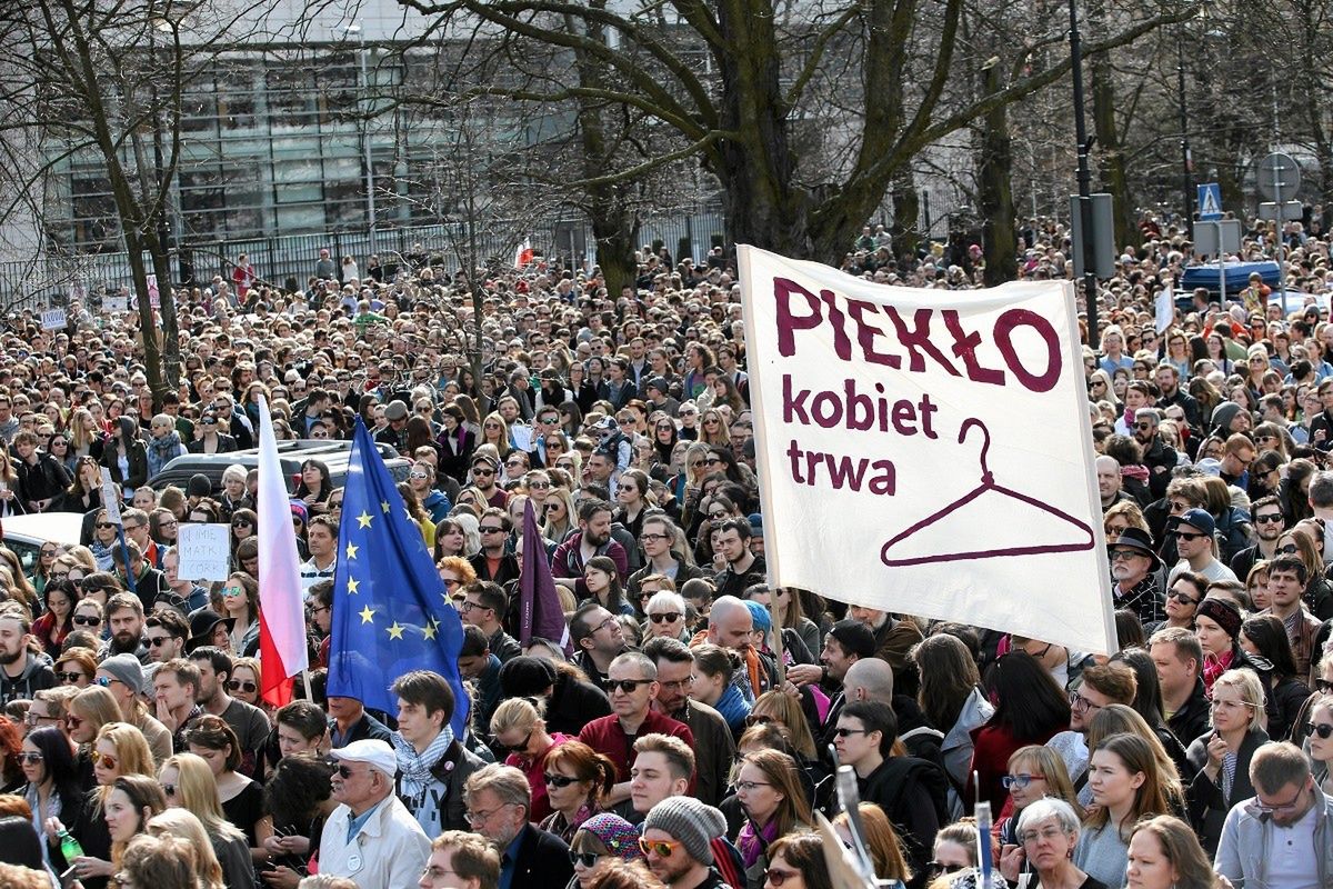 Protest przed gmachem Sejmu w sprawie zakazu aborcji. "Nie dla torturowania"