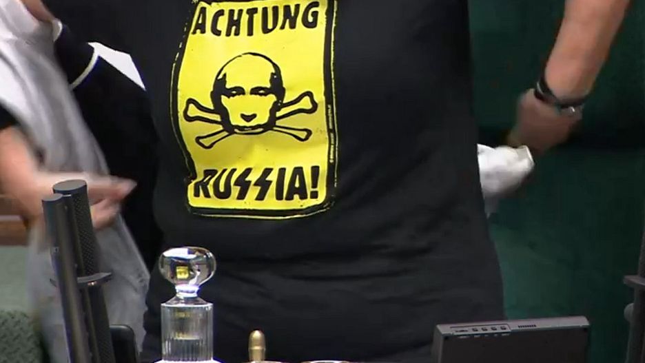 Posłanka Prawa i Sprawiedliwości rozpoczęła je ubrana w koszulkę z podobizną Władimira Putina i wymownym napisem Achtung Russia, w którym litery "s" wystylizowano na znak SS (fot. Sejm)
