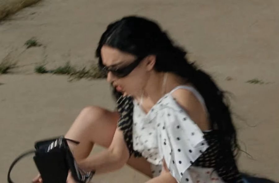 Wszystko, co wiemy o lesbijskim dramacie "Erupcja". Charli xcx g