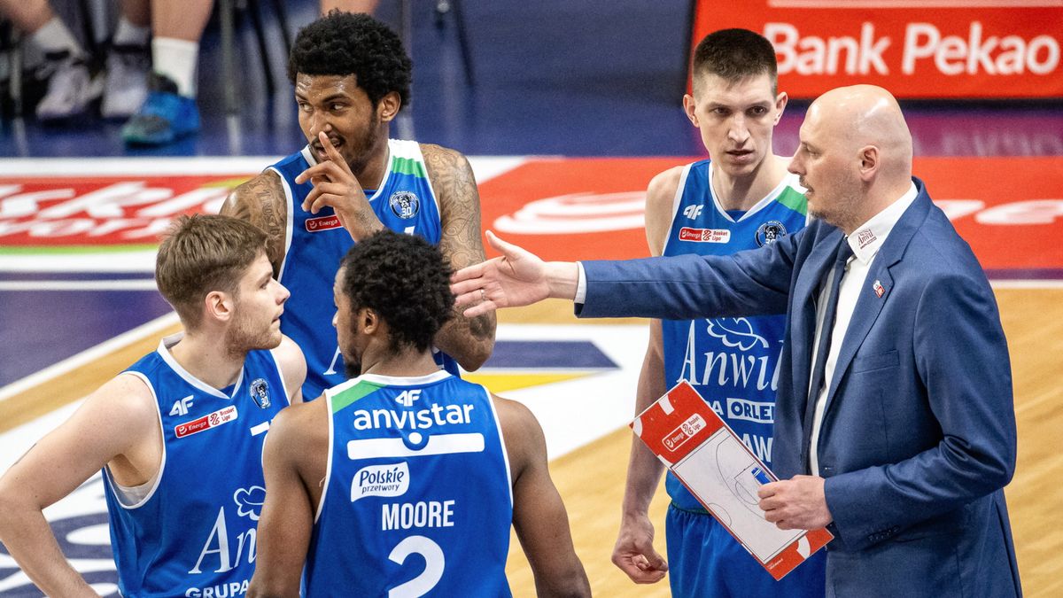 PAP / Tytus Żmijewski / Trener Anwilu Włocławek Przemysław Frasunkiewicz z drużyną