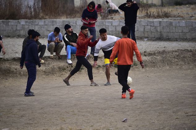 Mężczyźni grające na ulicy w Nepalu (fot. Narayan Maharjan/NurPhoto via Getty Images)