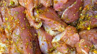 Marynuję w niej mięso na gulasz i pieczeń. Podkreśla smak i pomaga w trawieniu