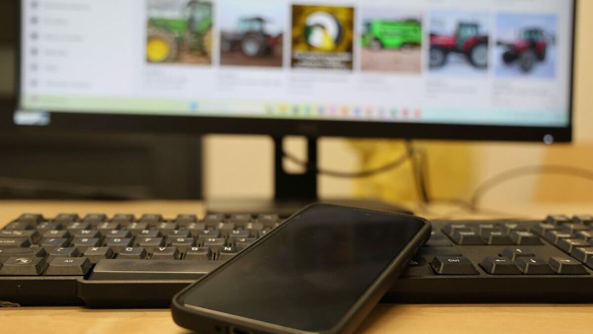 Telefon leży na klawiaturze