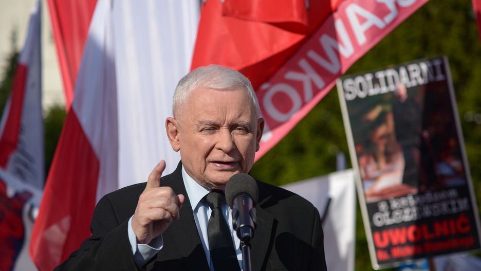 Warszawa, 09.07.2024. Prezes PiS Jarosław Kaczyński przemawia na demonstracji w obronie ks. Michała Olszewskiego, 9 bm. przed Sejmem w Warszawie. Protest jest zorganizowany przez Prawo i Sprawiedliwość. (aldg) PAP/Marcin Obara