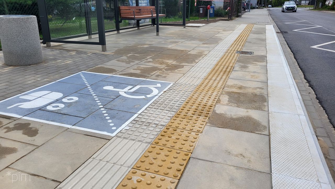 Poznań: Ulica Bobrownicka z nowym chodnikiem i przystankiem