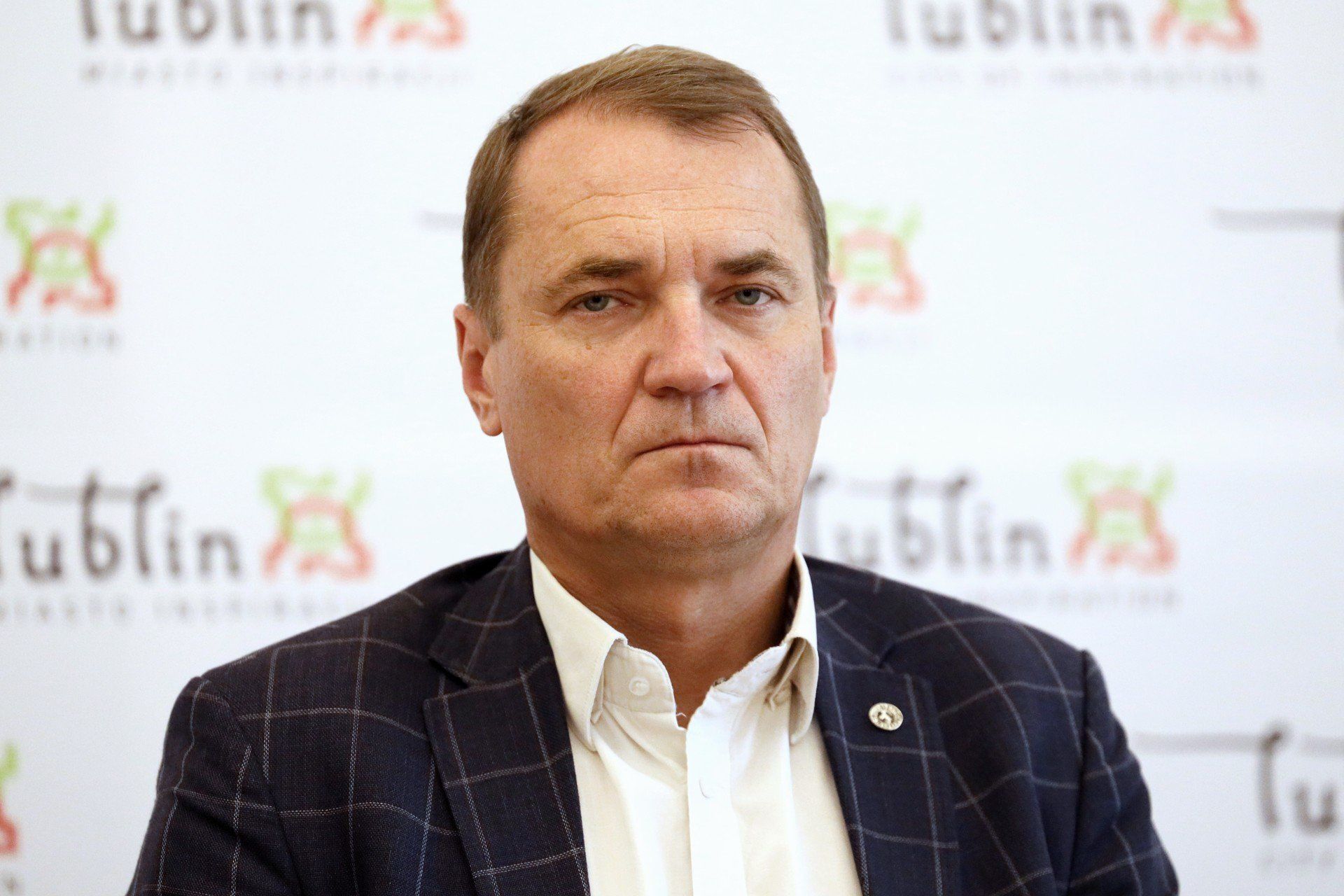 Artur Szymczyk, Miejskie Przedsiębiorstwo Wodociągów i KanalizacjiOszczędności:  brakDom:  dom o powierzchni 143,5 mkw na działce o powierzchni 605 mkw o wartości 900 tys. zł, mieszkanie o powierzchni 48,6 mkw o wartości 600 tys. zł,  komórka lokatorska udział 0,00128248, dom o pow. 162 mkw o wartości 700 tys. zł, garaż o pow. 15,75 mkw o wartości 50 tys. zł (wszystko współwłasność małżeńska)Dochody:  MPWiK – 192 847,27 zł, LPEC członek rady nadzorczej - 62 814,98 zł, Urząd Miasta Lublin – 174 270,82 zł, Urząd Miasta Lublin umowa – zlecenie – 18 000 złSamochody: bmw 118i (2019), audi Q5 (2020)Kredyty: brak