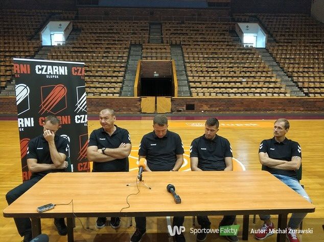 Konferencja prasowa STK Czarnych Słupsk (od lewej: Łukasz Seweryn, Robert Jakubiak, Michał Jankowski, Patryk Pełka, Mantas Cesnauskis)