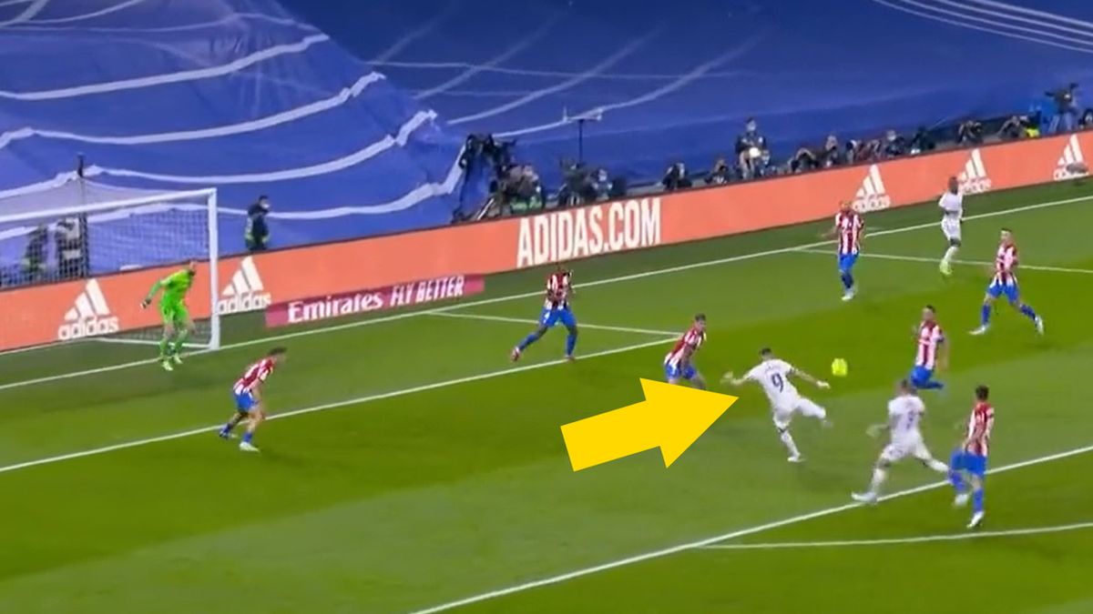 Karim Benzema strzela gola w meczu Real Madryt - Atletico Madryt