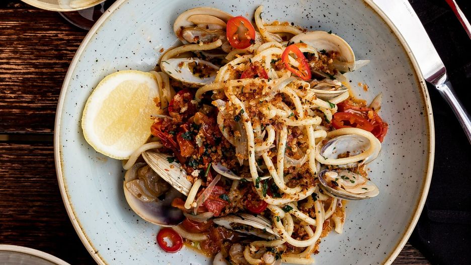 Spaghetti z małżami Wenus, pomidorkami koktajlowymi i chrupiącą posypką