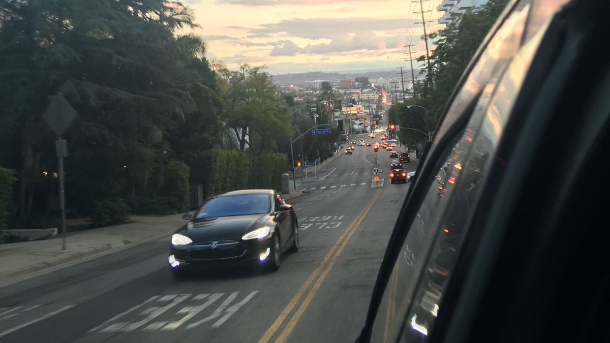 Tesle polują na niewinne roboty? Jednak nie.