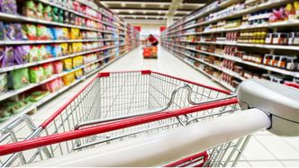 Ceny w sklepach rosną, choć inflacja spadła. Co się dzieje?