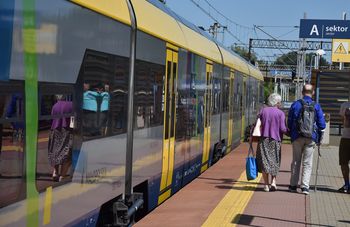 Miechów: Trzeci peron na dworcu kolejowym.