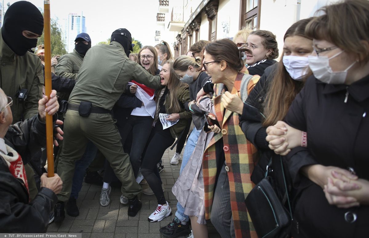 Białoruś. Milicja brutalnie rozbiła w sobotę pochód kobiet w Mińsku