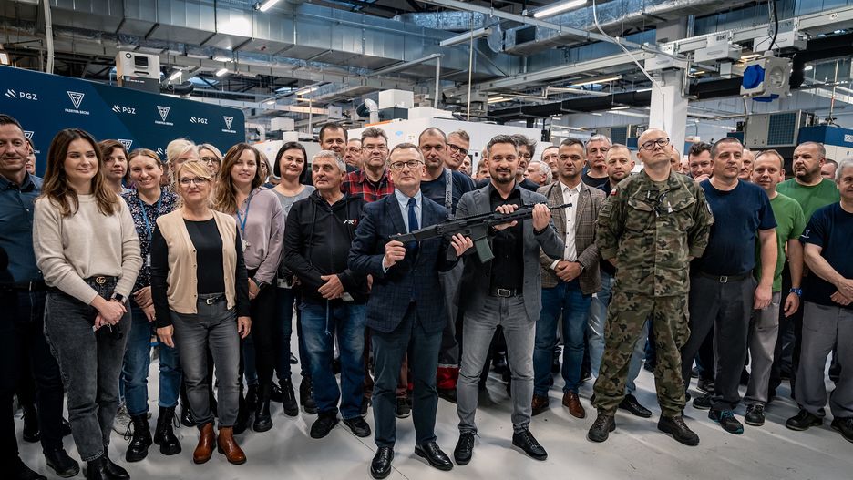 Załoga Fabryki Broni "Łucznik" wraz z zarządem prezentująca karabinek Grot w wersji A2.
