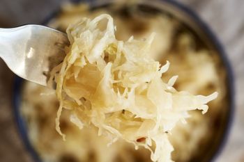 Znajdziesz w każdym markecie i kupisz za grosze. Skutecznie uszczelnia jelita