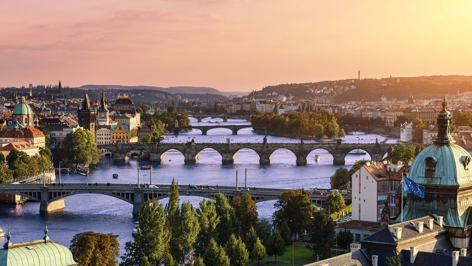 Nad Wełtawą w Pradze jest w sumie 18 mostów. Najsłynniejszy z nich to most Karola