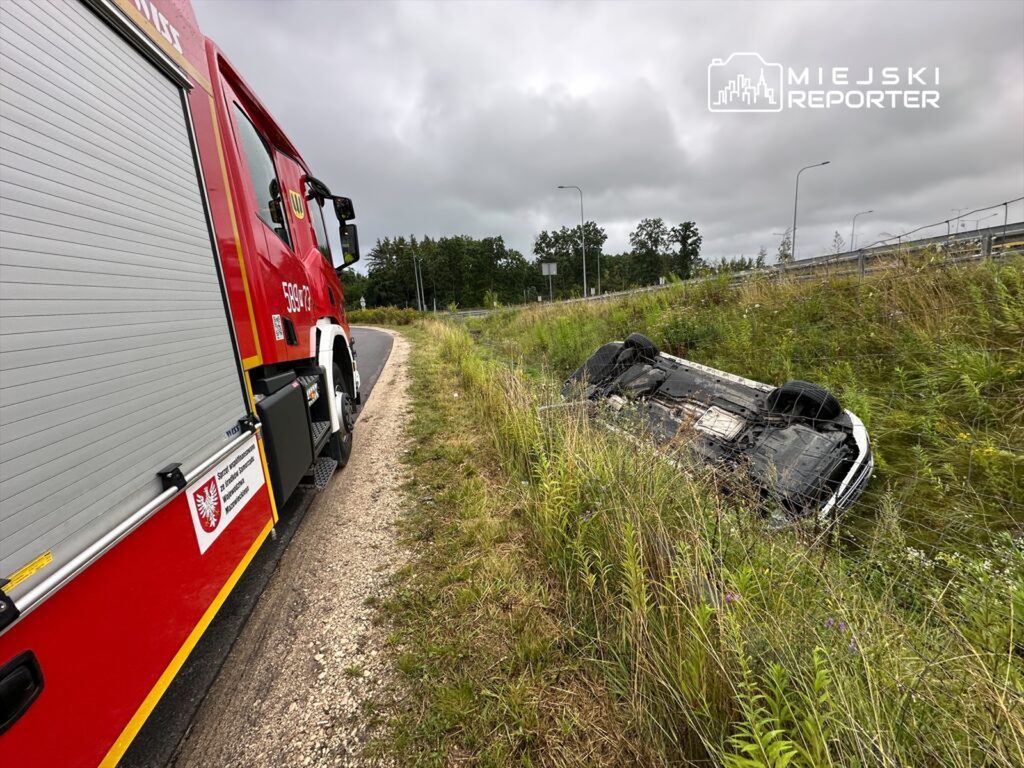 VW dachował do rowu. Kierowca oddalił się porzucając pojazd