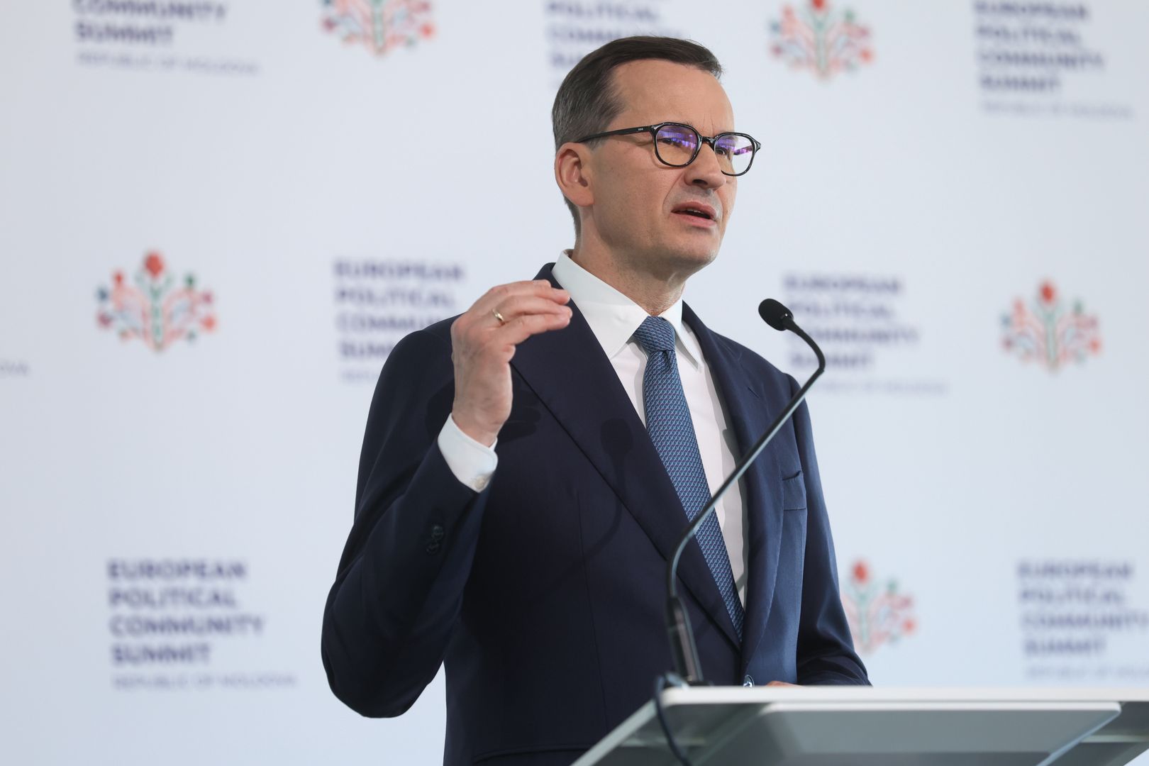 Bulboaca, Mołdawia, 01.06.2023. Premier Mateusz Morawiecki przemawia w ramach II szczytu Europejskiej Wspólnoty Politycznej w Bulboace w środkowej Mołdawii, 1 bm. Wśród tematów szczytu są m.in. inwazja Rosji na Ukrainę, zagrożenia hybrydowe i walka z cyberprzestępczością. (mr) PAP/Rafał Guz