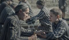 SkyShowtime udostępnił pierwsze zdjęcia z serialu „Tatuażysta z Auschwitz”