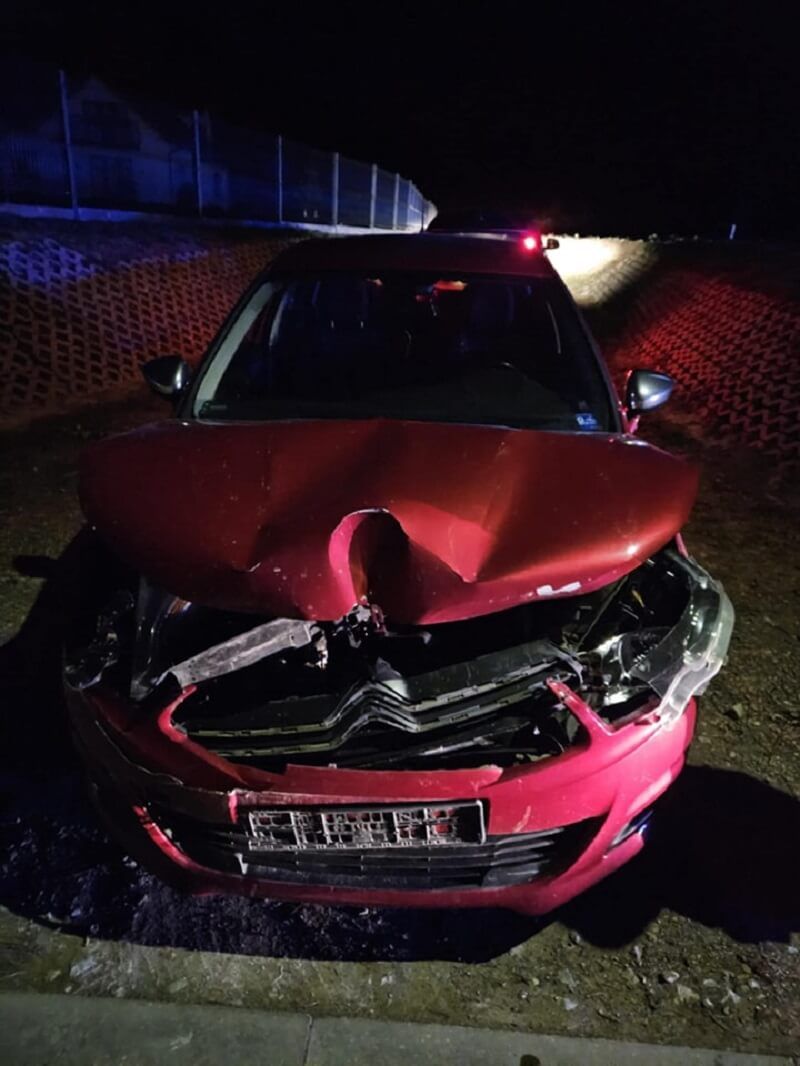 Zniszczony przód samochodu Citroen