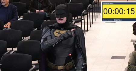 "Na ulicach giną ludzie". Batman sprzeciwił się ICE na Super Bowl
