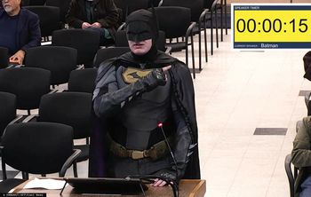 "Na ulicach giną ludzie". Batman sprzeciwił się ICE na Super Bowl