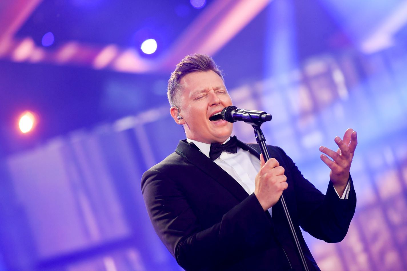 Rafał Brzozowski zaśpiewał w Opolu premierową piosenkę "W hotelowym pokoju"