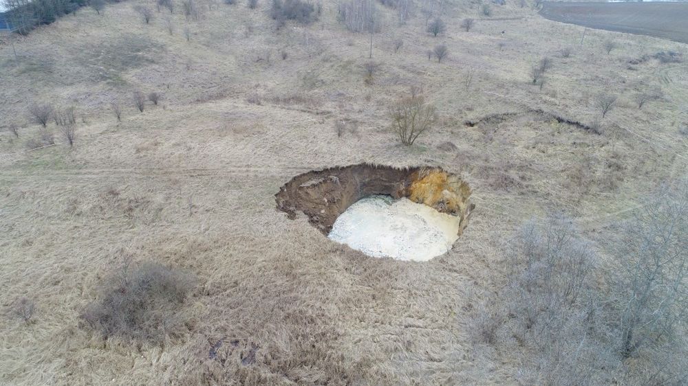 Zapadlisko w Wapnie może mieć nawet kilkadziesiąt metrów głębokości