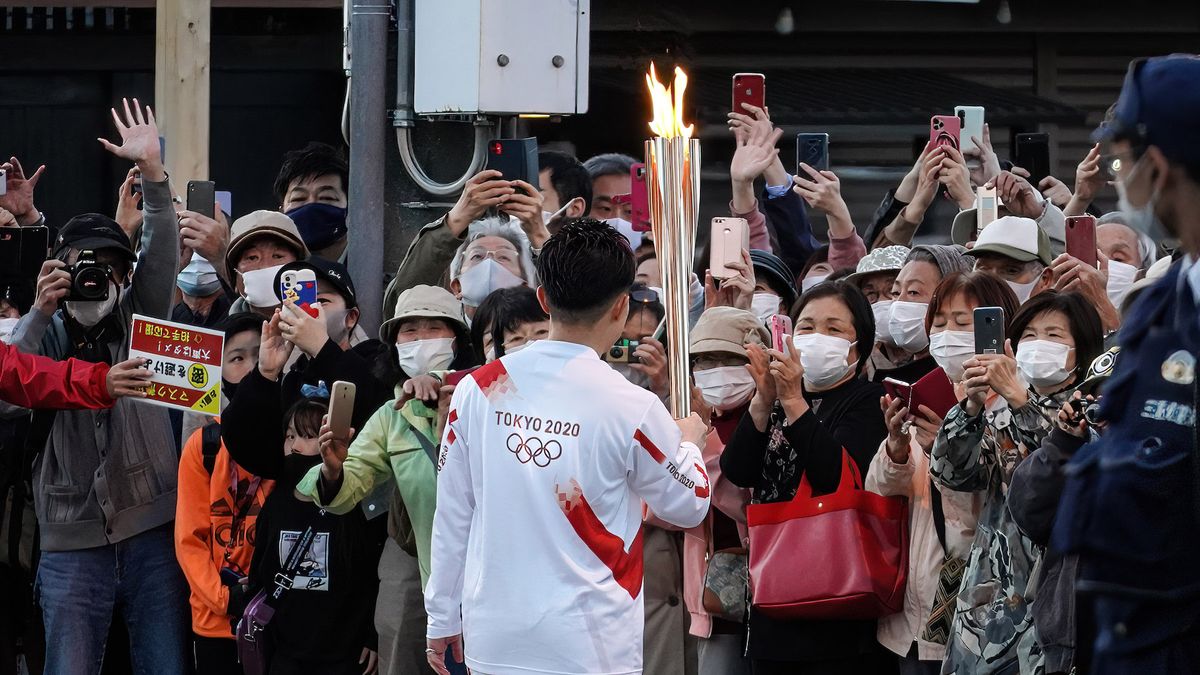 Zdjęcie okładkowe artykułu: Getty Images / Jinhee Lee/SOPA Images/LightRocket / Ogień olimpijski odwiedza kolejne miasta w Japonii. Mimo społecznych sprzeciwów.