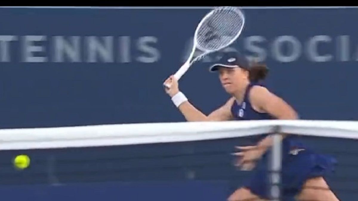 Twitter / WTA / Iga Świątek w czasie meczu z Donną Vekić