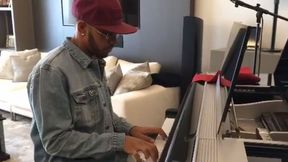 Na gitarze, na pianinie. Tak gra Lewis Hamilton. Ma szansę na karierę muzyczną?