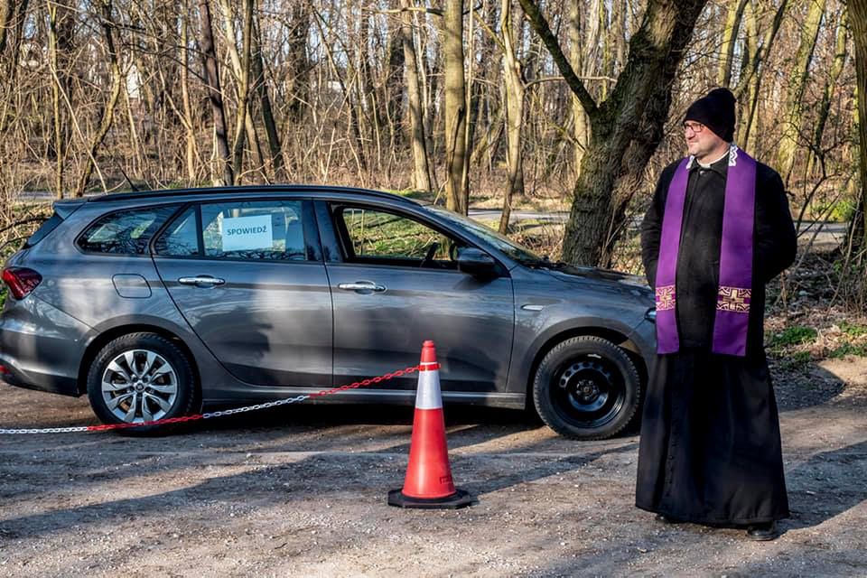 Ksiądz z Rogalina spowiada w samochodzie