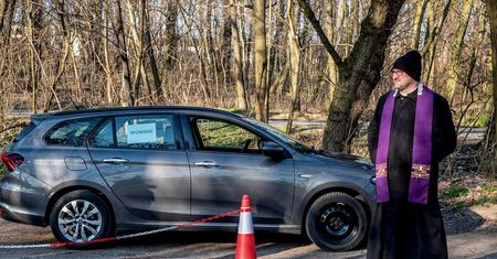 Koronawirus w Polsce. Zaskakujący pomysł księdza. Pod Poznaniem ruszyła "spowiedź drive"